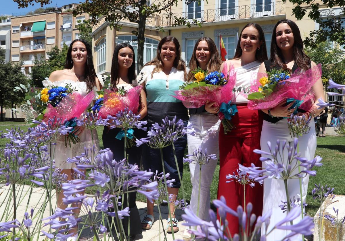 Marta Núñez, a nuestra derecha, junto a la edil y sus compañeras.