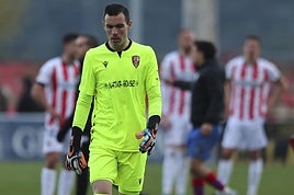 Rike Royo se retira del campo tras el patido que la UD Logroñés jugó en Calahorra.