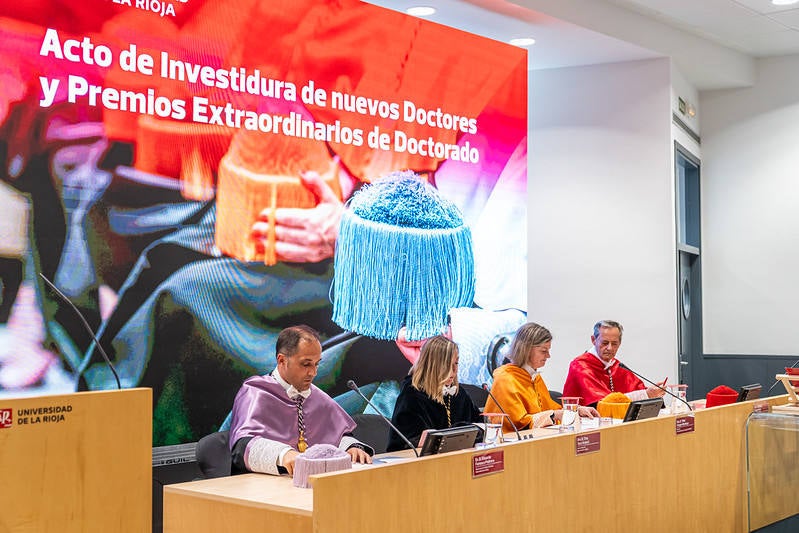 Las imágenes del acto de investidura de nuevos doctores en la UR