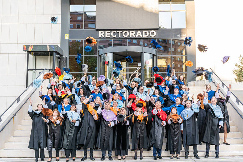 Las imágenes del acto de investidura de nuevos doctores en la UR