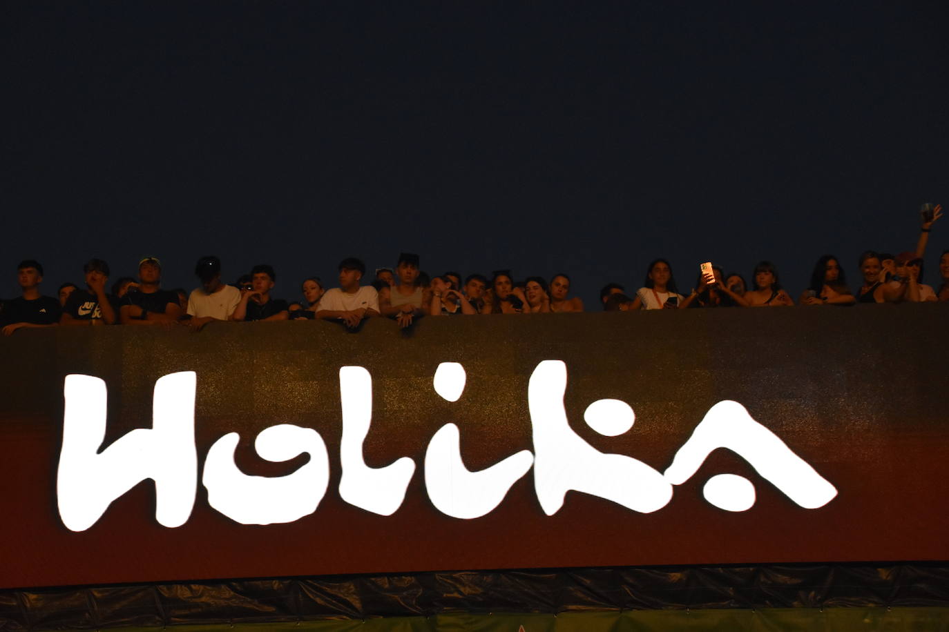 Duki, Timmy Trumpet y fuegos artificiales en el festival Holika