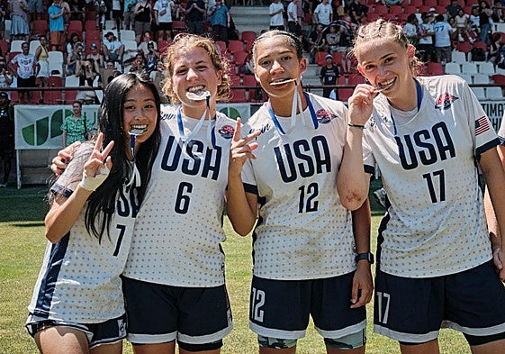 Kelly Tam, Ella Widmyer, Kyliah McRoy y Chagall Gelfand disfrutan de su triunfo en Féminas sobre Japón.