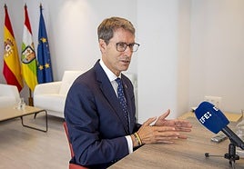 El presidente del Gobierno de La Rioja, Gonzalo Capellán, durante la entrevista.