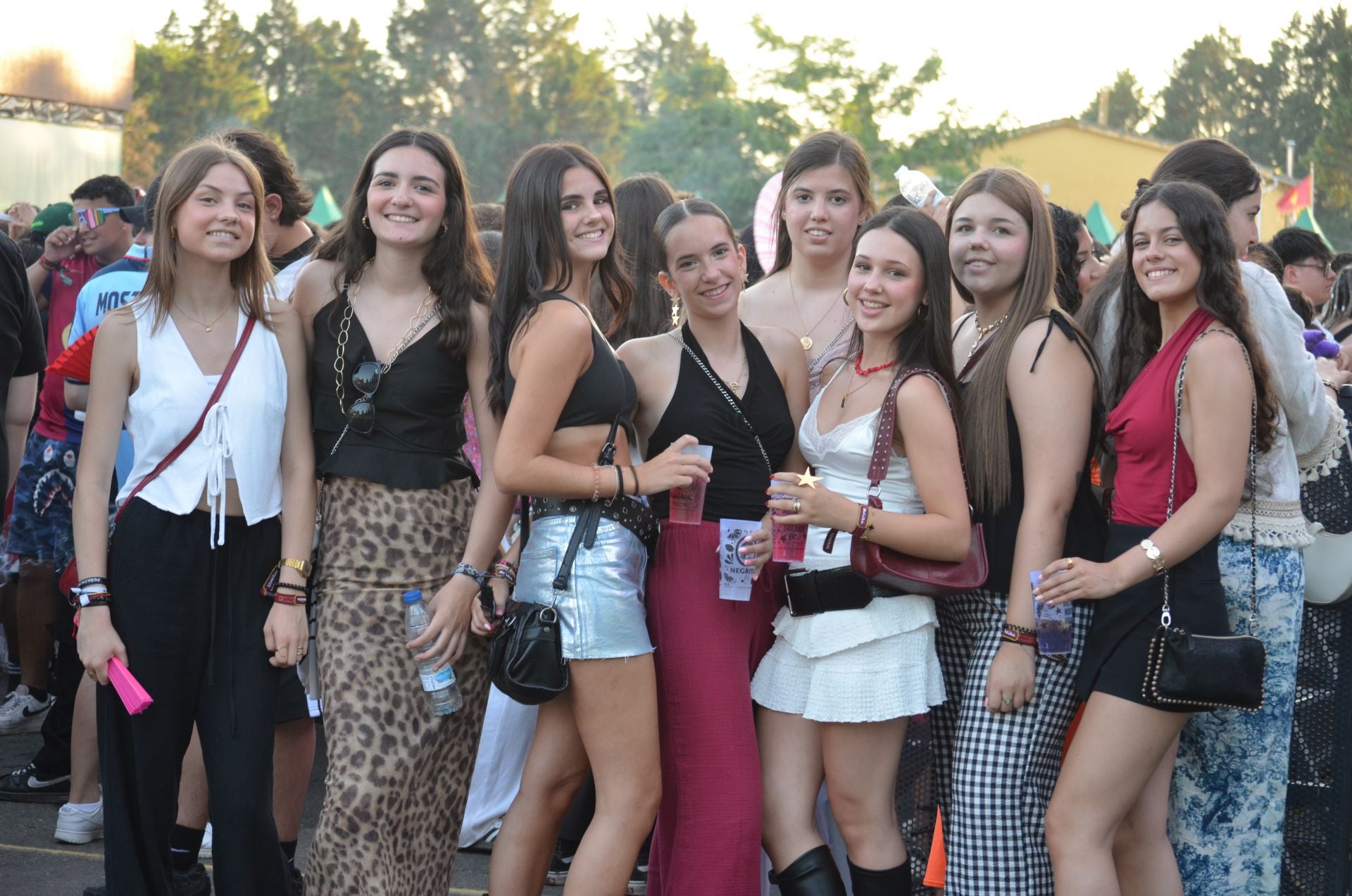 Sombreros, abanicos... y muchas ganas de pasarlo bien en Holika