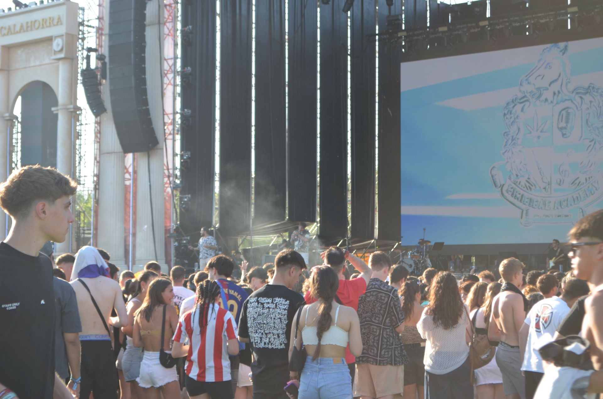Sombreros, abanicos... y muchas ganas de pasarlo bien en Holika