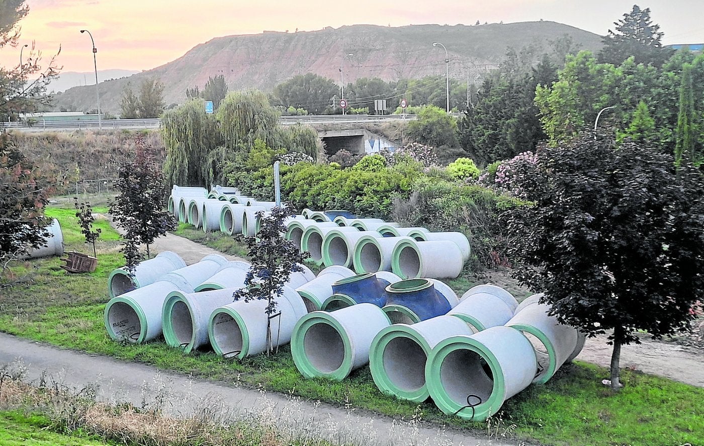 Piezas de la tubería almacenadas desde hace meses.