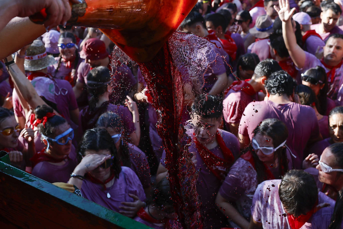 Cascos, gafas, litros de alcohol... las imágenes de la Batalla del Vino en Haro