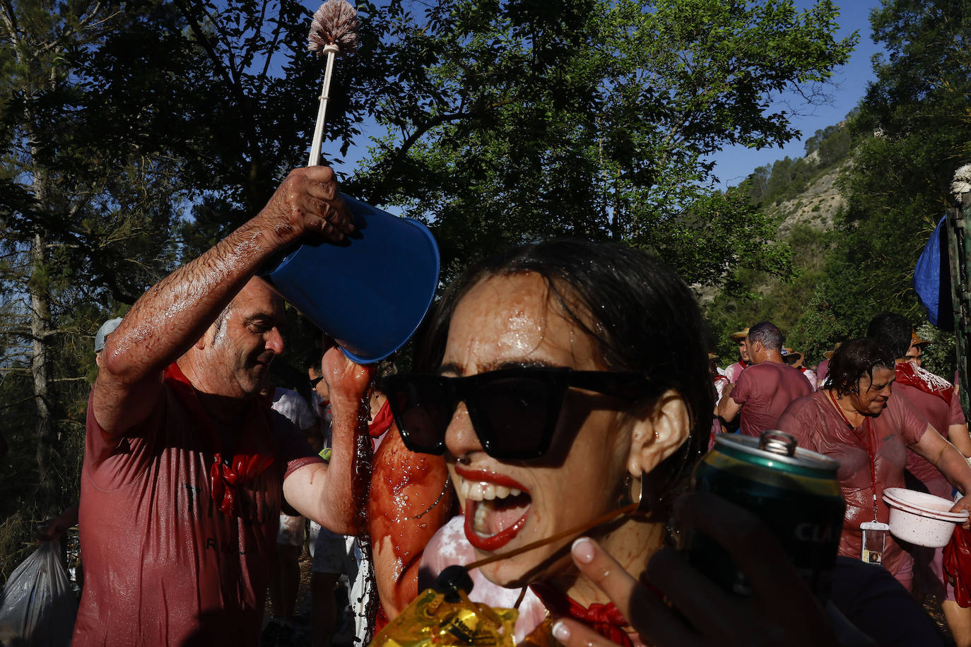Cascos, gafas, litros de alcohol... las imágenes de la Batalla del Vino en Haro