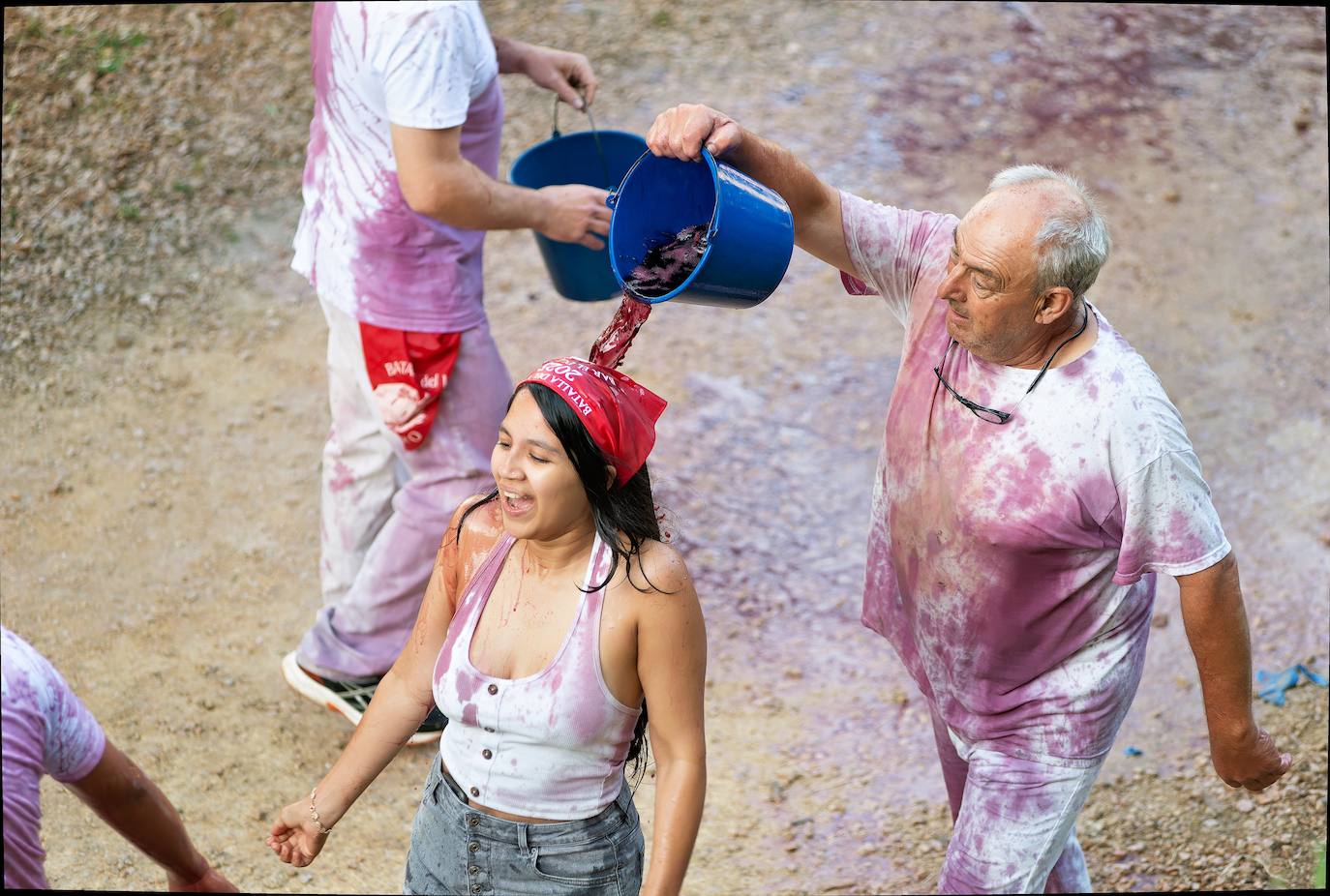 Cascos, gafas, litros de alcohol... las imágenes de la Batalla del Vino en Haro