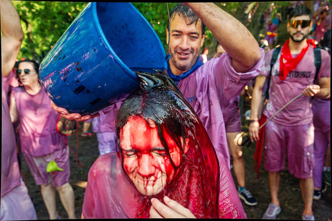 Cascos, gafas, litros de alcohol... las imágenes de la Batalla del Vino en Haro