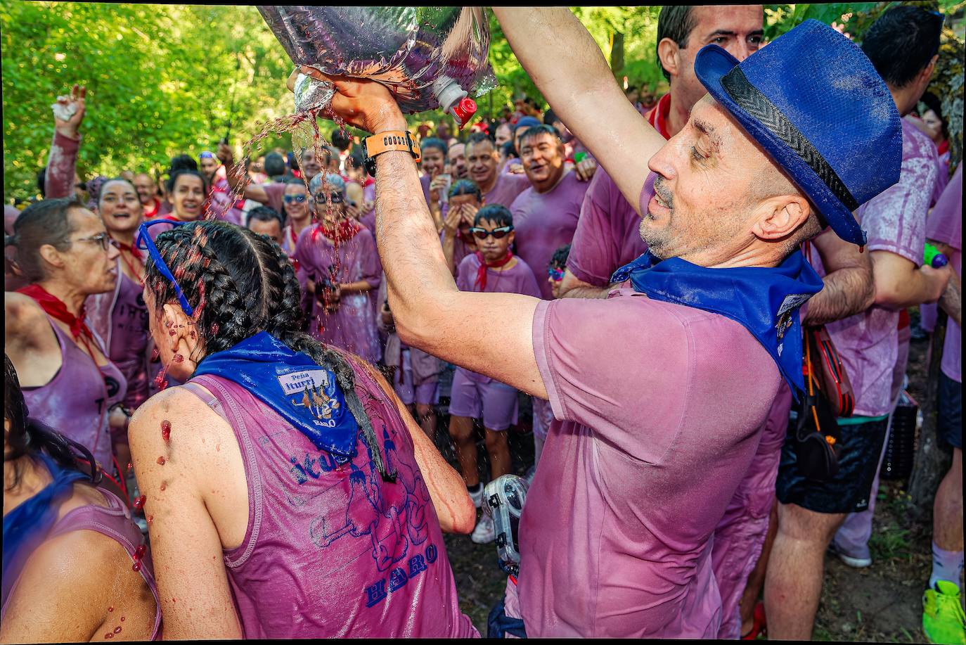Cascos, gafas, litros de alcohol... las imágenes de la Batalla del Vino en Haro