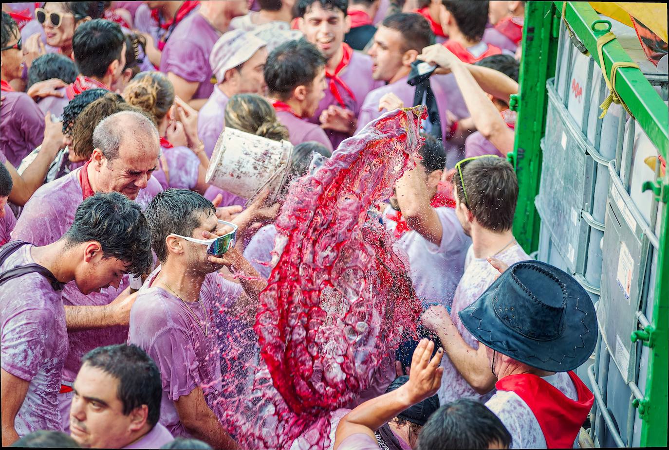 Cascos, gafas, litros de alcohol... las imágenes de la Batalla del Vino en Haro