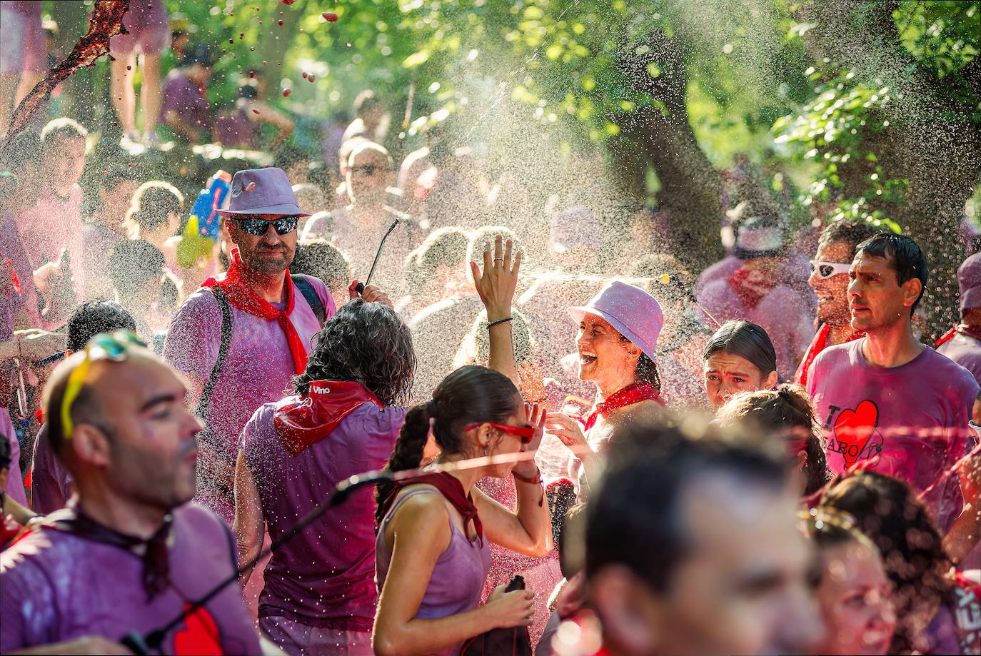 Cascos, gafas, litros de alcohol... las imágenes de la Batalla del Vino en Haro