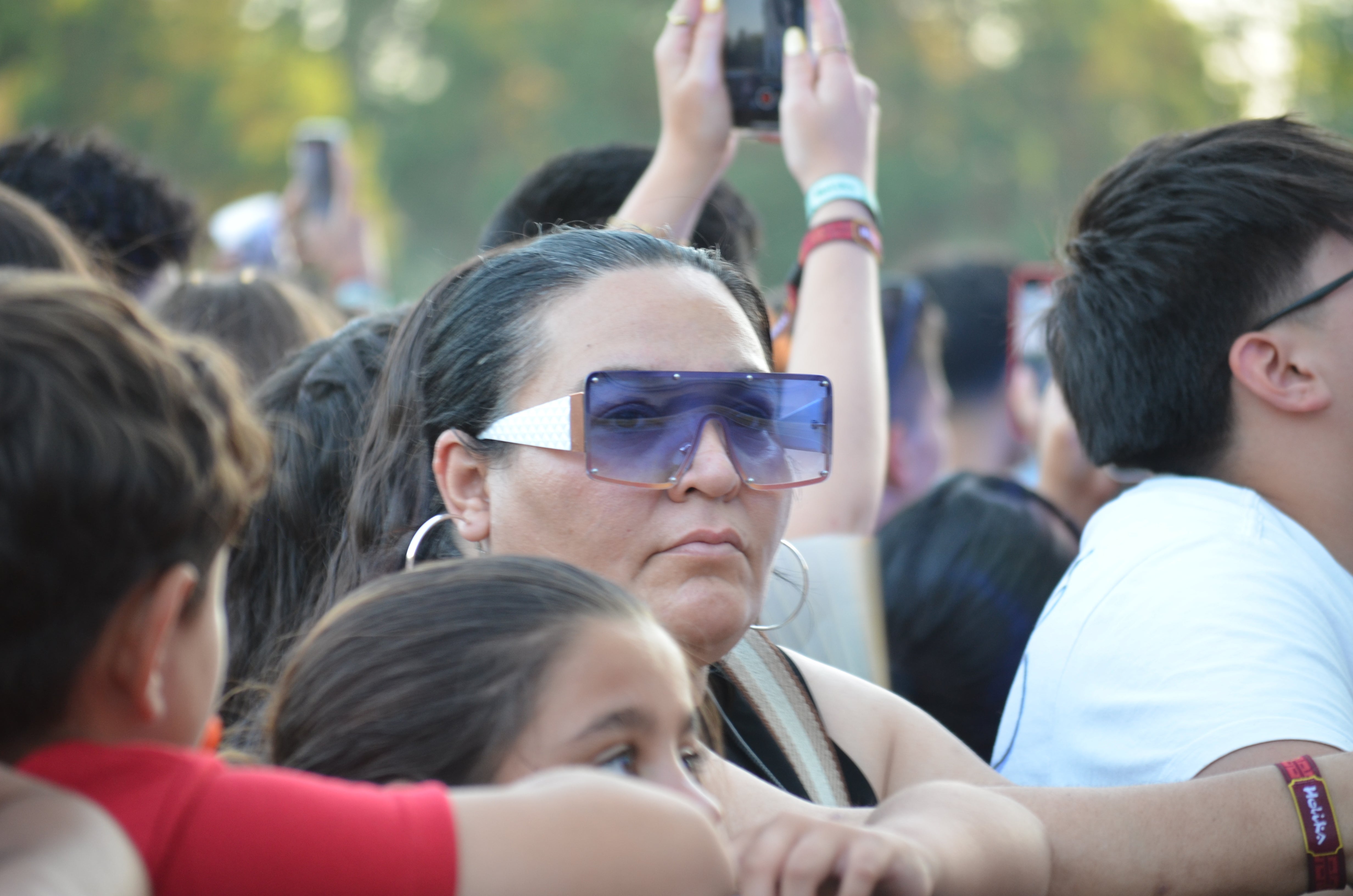 Gafas de pantalla, gorras, riñoneras, abanicos... La moda llega al festival Holika