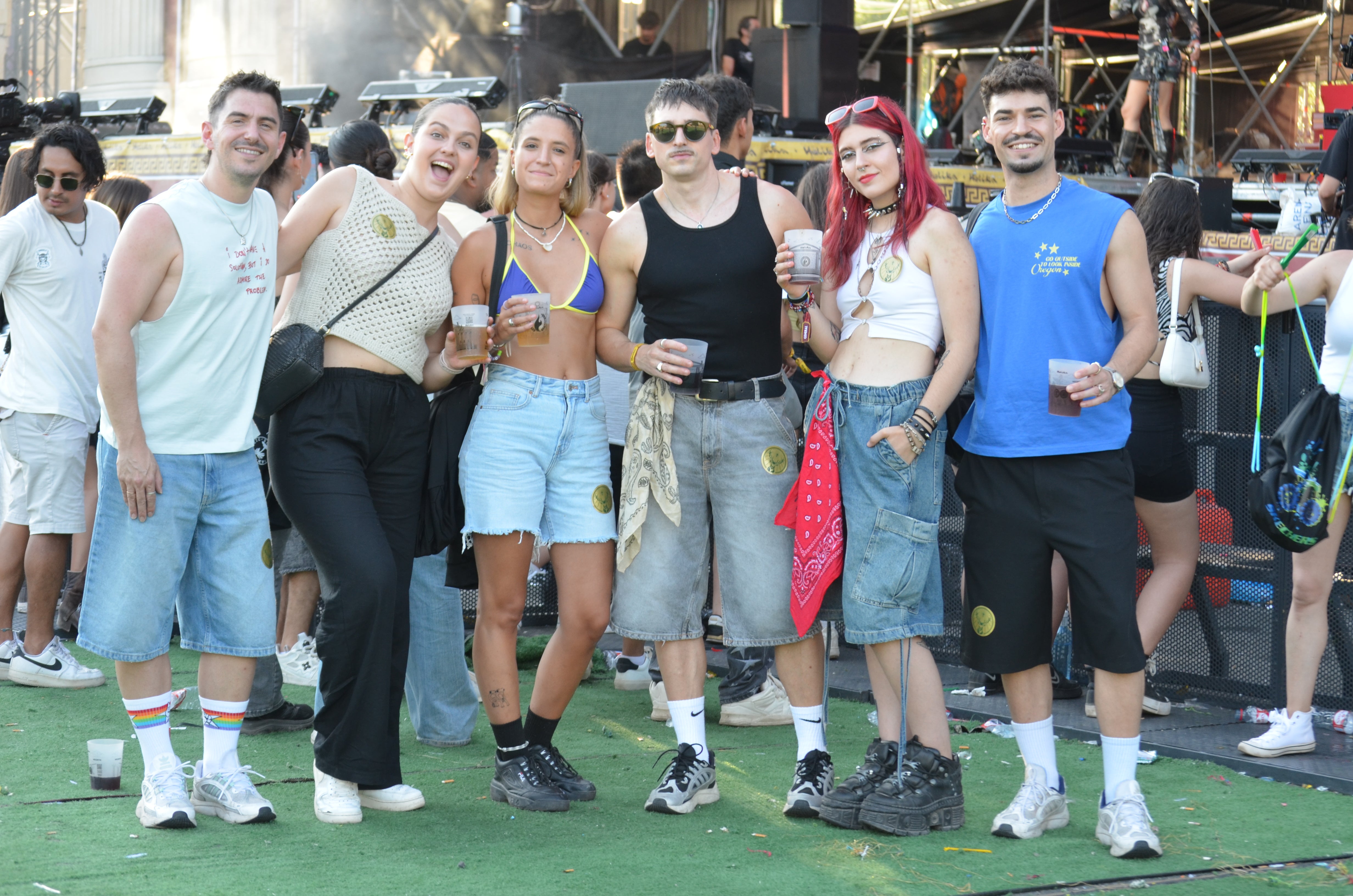 Gafas de pantalla, gorras, riñoneras, abanicos... La moda llega al festival Holika