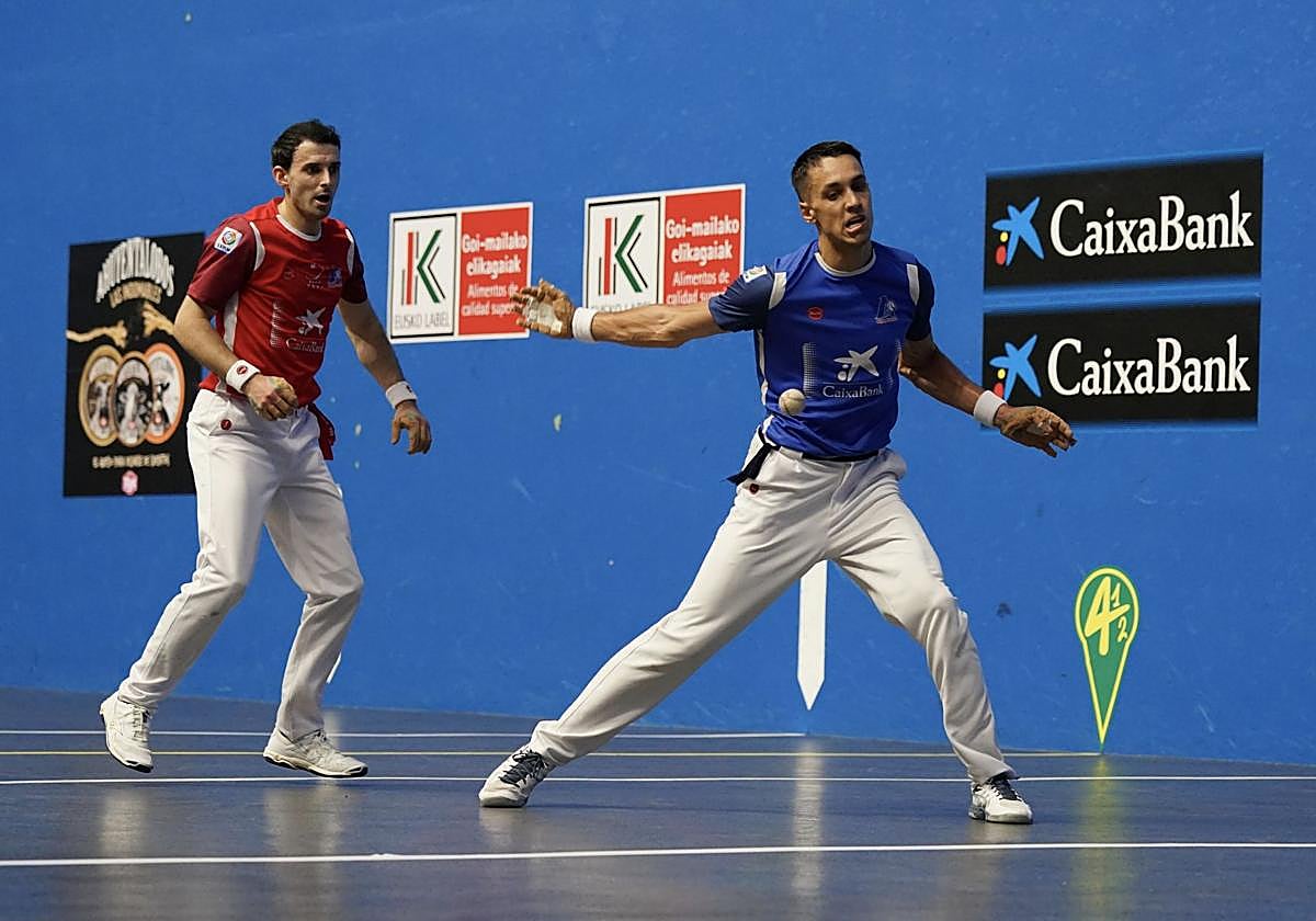 Zabala ataca la pelota con la derecha mientras Altuna observa detrás del riojano.