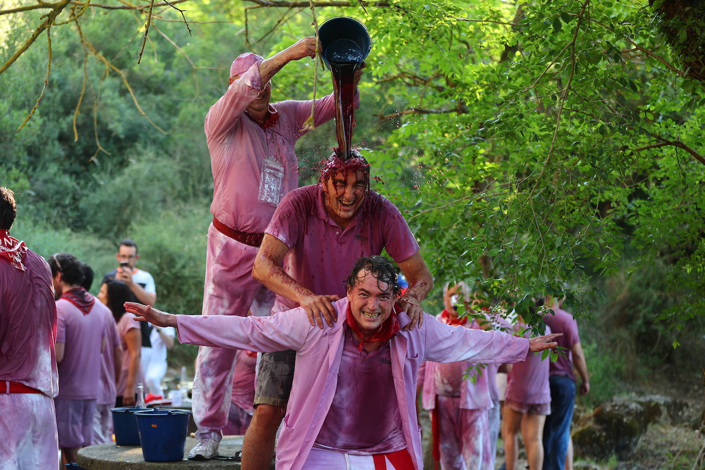 Cascos, gafas, litros de alcohol... las imágenes de la Batalla del Vino en Haro