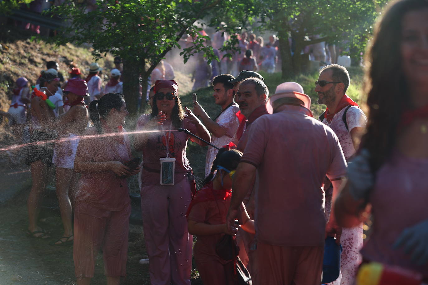 Cascos, gafas, litros de alcohol... las imágenes de la Batalla del Vino en Haro