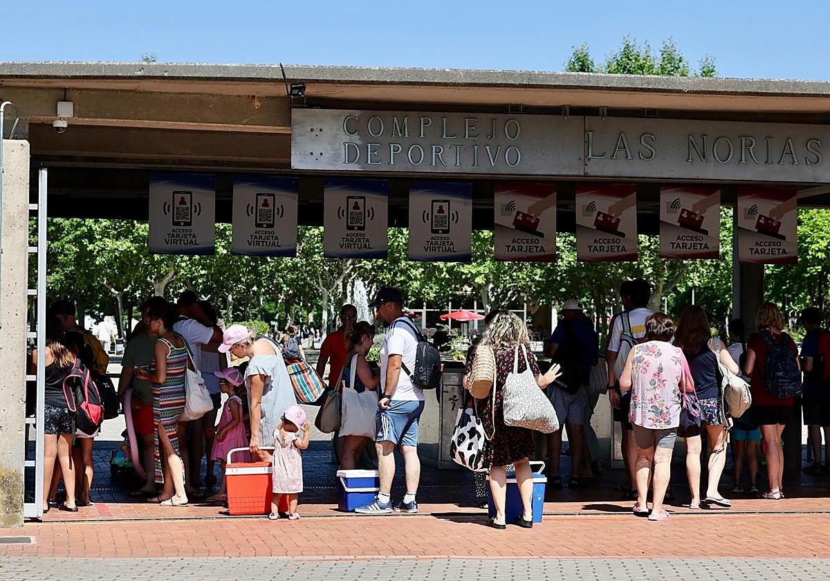 La entrada de Las Norias, llena de gente en la mañana de este domingo.