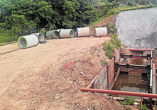 El paso paralizado sobre el puente del ferrocarril.