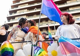 Dos mujeres se besan subidas en una carroza durante la multitudinaria manifestación del Orgullo que se celebró ayer por la tarde en Logroño