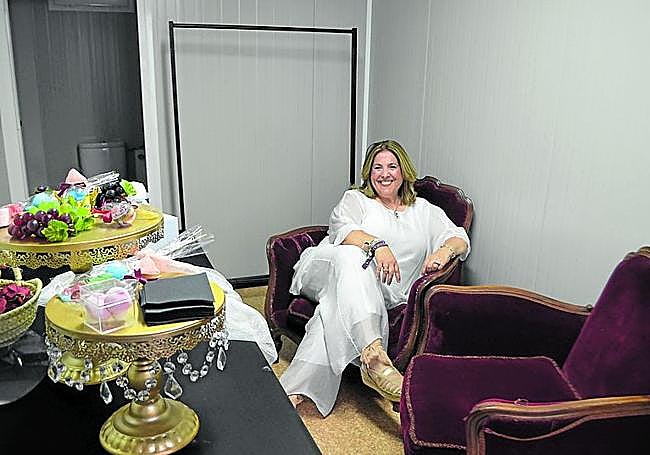 Rosa Burgos, en el camerino preparado ayer para Dimitri Vegas.