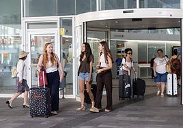 Unas jóvenes salen con sus maletas de la estación de autobuses de Logroño.