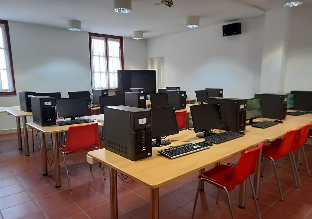 Aula de informática de la casa de cultura de Rincón de Soto.