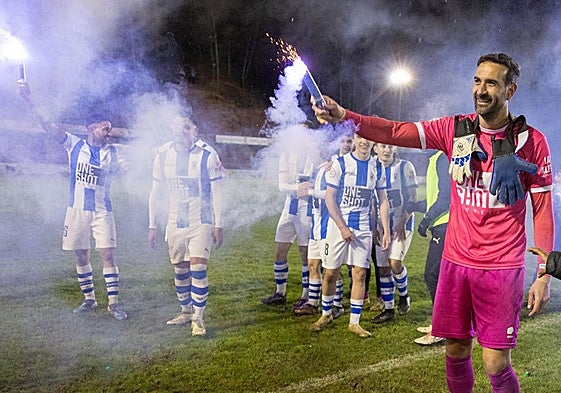 Los jugadores del Náxara celebran su ascenso a Segunda, el pasado mes de mayo.