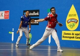 Altuna golpea la pelota de zurda mientras Zabala le observa desde atrás.