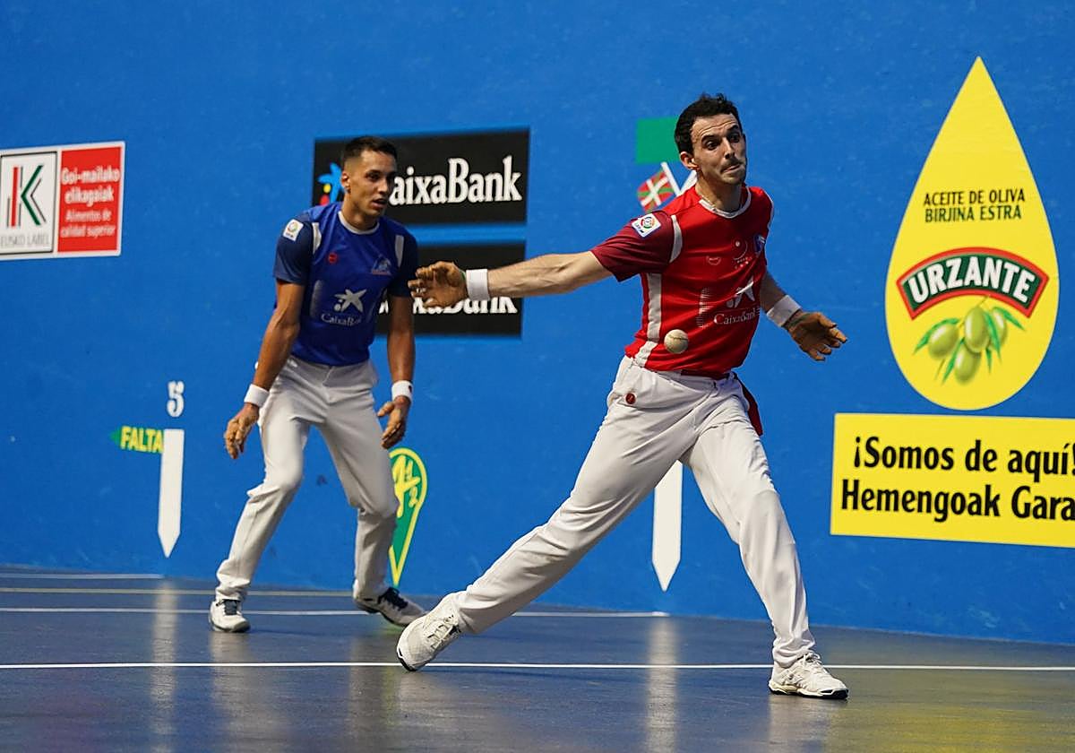 Altuna golpea la pelota de zurda mientras Zabala le observa desde atrás.