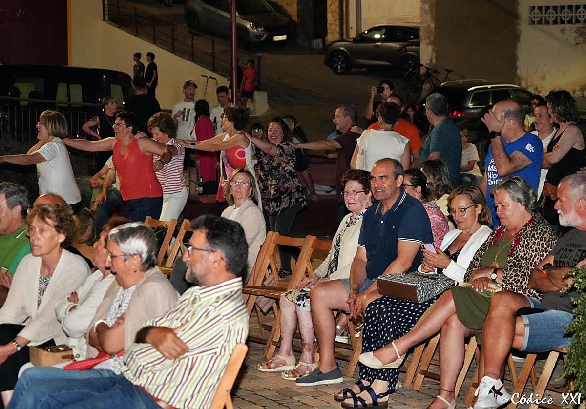 El público disfruta de uno de los conciertos del ciclo 'La Noches del Mirador' en Albelda durante el año pasado.