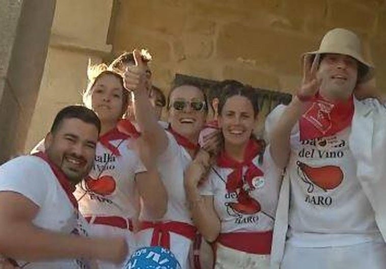 Disfraces de uva, pistolas atascadas... así han vivido los riojanos y visitantes la Batalla del Vino