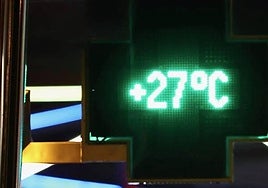 Un termómetro marca 27 grados de noche, en una imagen de archivo.