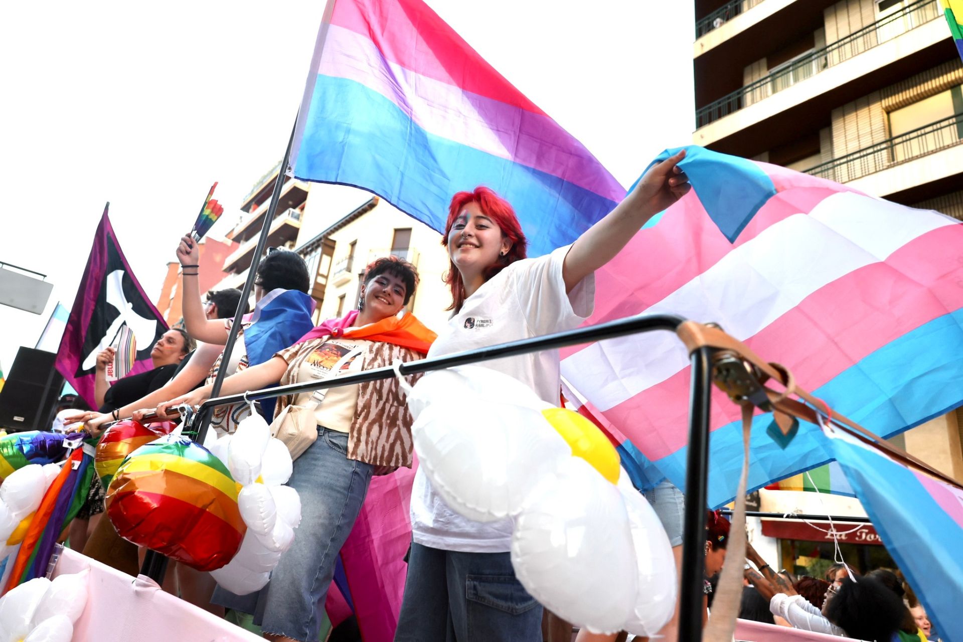 Dos mujeres muestran la bandera trans durante la manifestación del Orgulo LGTBI+ de Logroño.