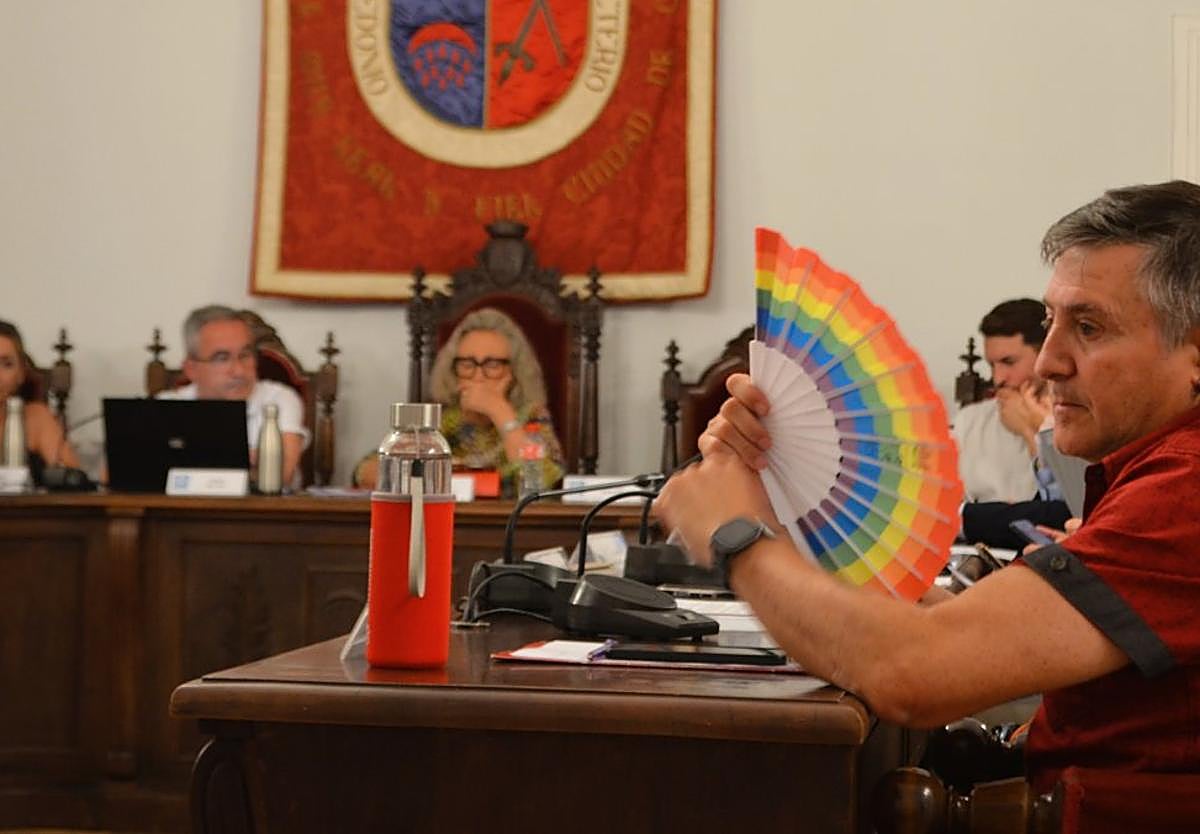 El concejal de IU, Óscar Moreno, con un abanico 'arcoíris' ayer en el pleno, en apoyo al colectivo LGTB+.