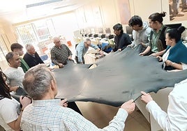 Usuarios del centro de mayores y alumnos del Virgen de Vico han trabajado sobre materiales del calzado.