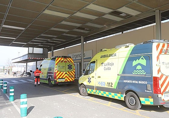Ambulancias a las puertas de Urgencias del San Pedro.