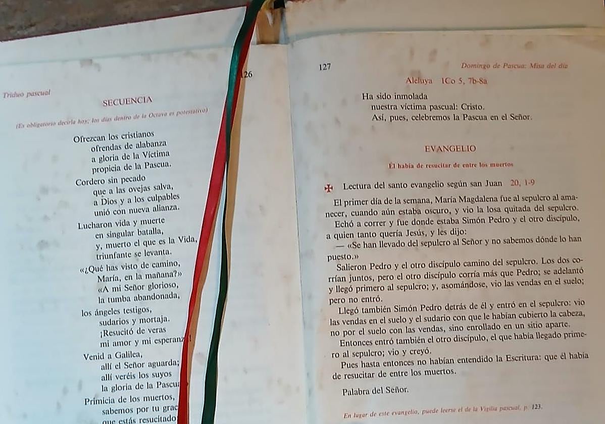 El Evangelio de la iglesia de Cabezón, con la huella impresa.