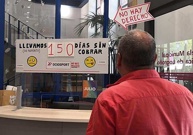 Un hombre observa el cartel de protesta en La Gota de Leche.