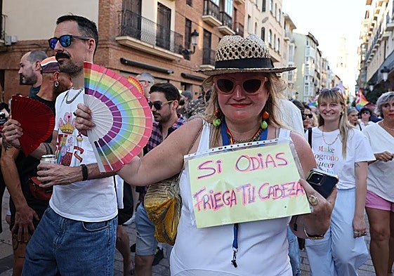 Una mujer muestra un cartel durante la manifestación del Día del Orgullo LGTBI+ en Logroño.