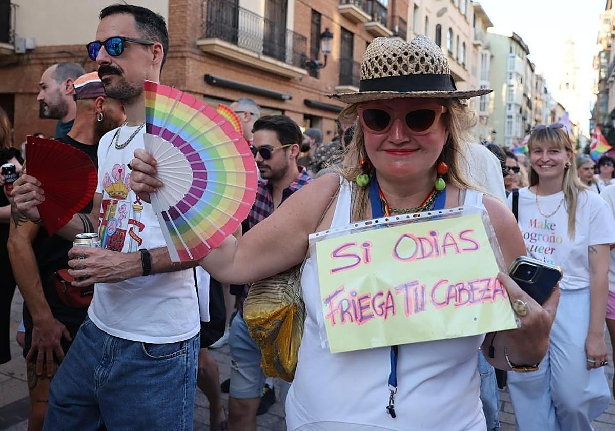 Una mujer muestra un cartel durante la manifestación del Día del Orgullo LGTBI+ en Logroño.
