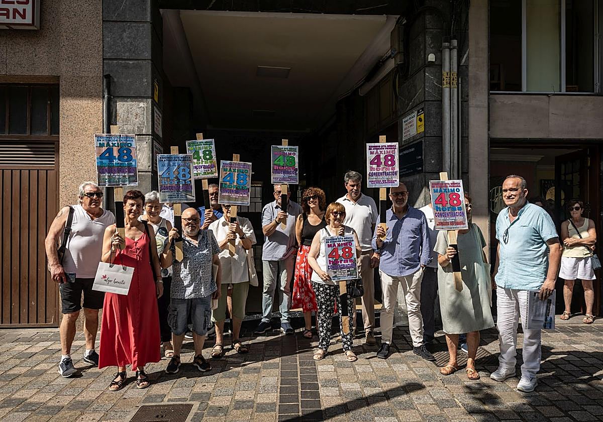 Varios integrantes de la Plataforma en defensa de la sanidad pública de La Rioja frente a la Consejería de Salud.
