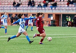 Sonya Keefe conduce el balón en un partido el pasado curso .