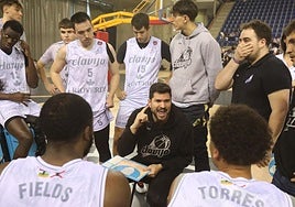 Úriz da instrucciones a sus jugadores en un tiempo muerto.