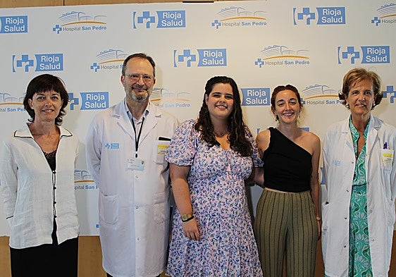 Responsables del Seris y dos de las médicos residentes que han optado por La Rioja, en el acto de este miércoles en el Hospital San Pedro.