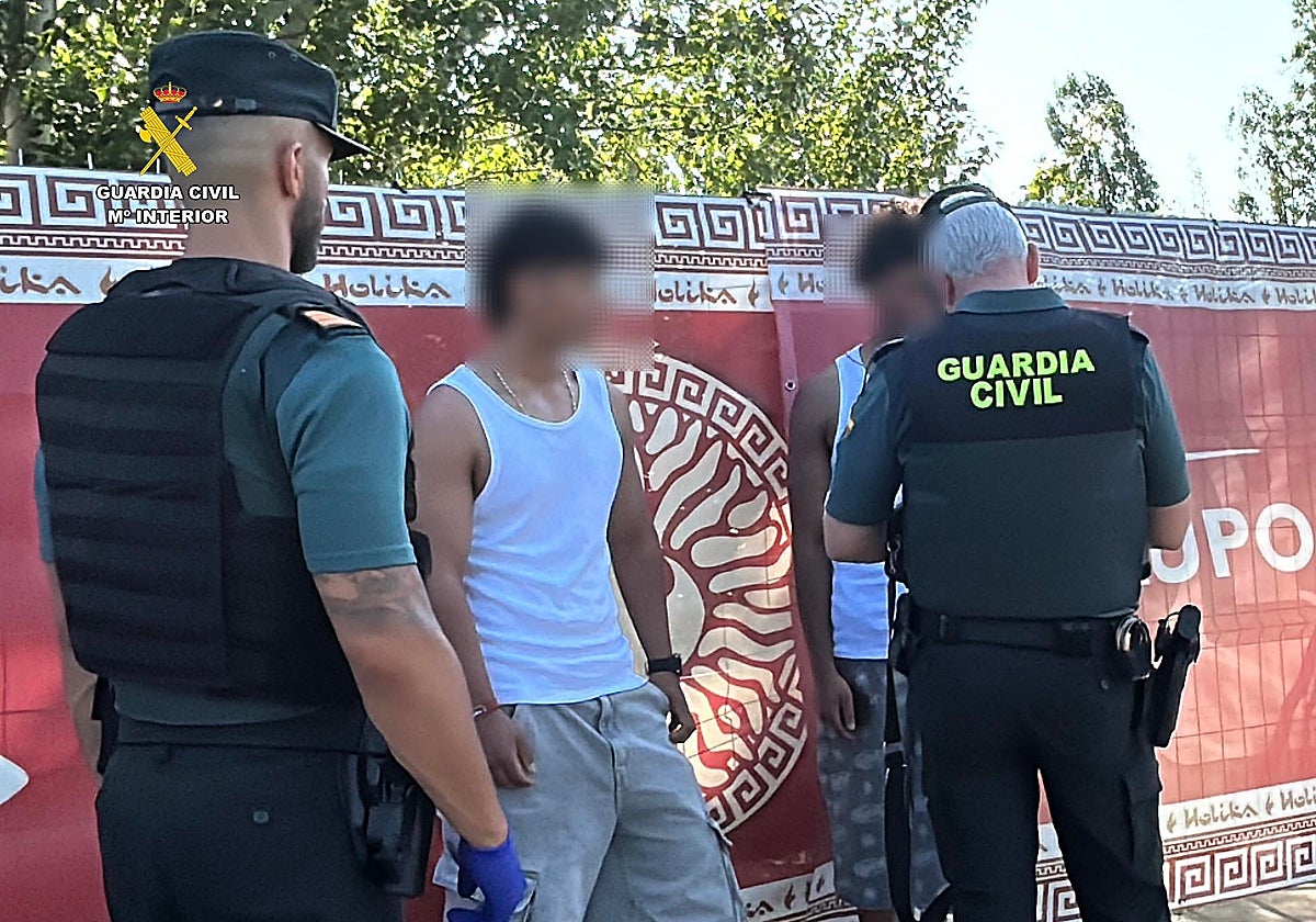 Control de drogas a una pareja de jóvenes en los accesos al festival.