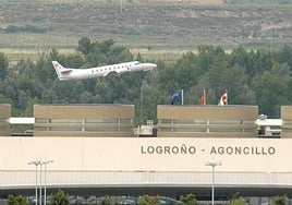 Un avión despega del aeropuerto de Agoncillo.