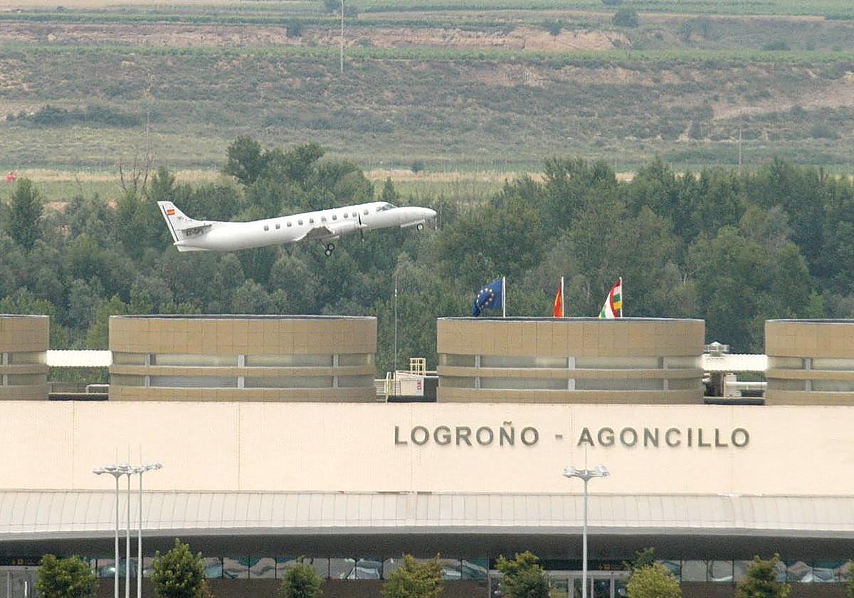 Un avión despega del aeropuerto de Agoncillo.