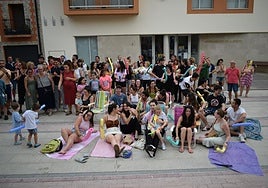 Los vecinos de Alberite durante la protesta realizada frente al Ayuntamiento para reclamar la apertura de las piscinas.